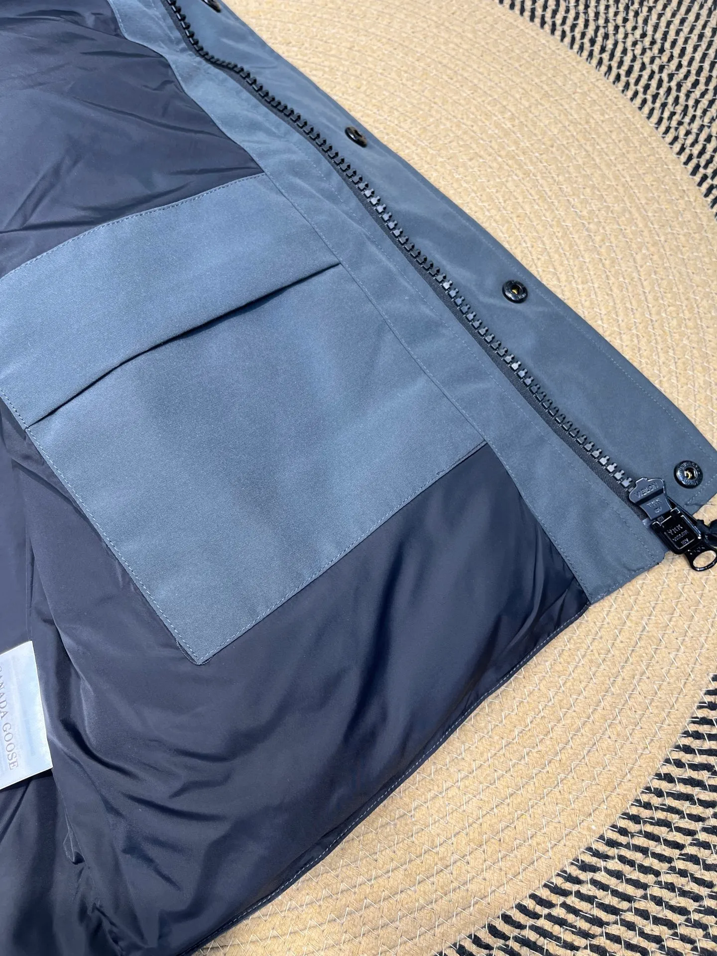 P380 🇨🇦Canada Goose""🇨🇦🌟 Garson down vest has always been recognized as the warmest down jacket. Various Instagram celebrities, Internet celebrities, and celebrities often wear it for street photos. I make Canada Goose every year, but I still can't get rid of my love for it. No matter how cold the days are, there is no need to be afraid, because there is! Filled with 90% white duck down, it is the legendary warmest down jacket and is known as a must-have for Arctic outdoor sports! The most popular down jacket in the world, celebrities are rushing to buy it, it is a must-have!  Size: XS to 2XL